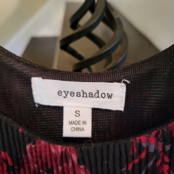 Black and red floral capri pants jumper/romper.  Size small - Picture 5 of 5